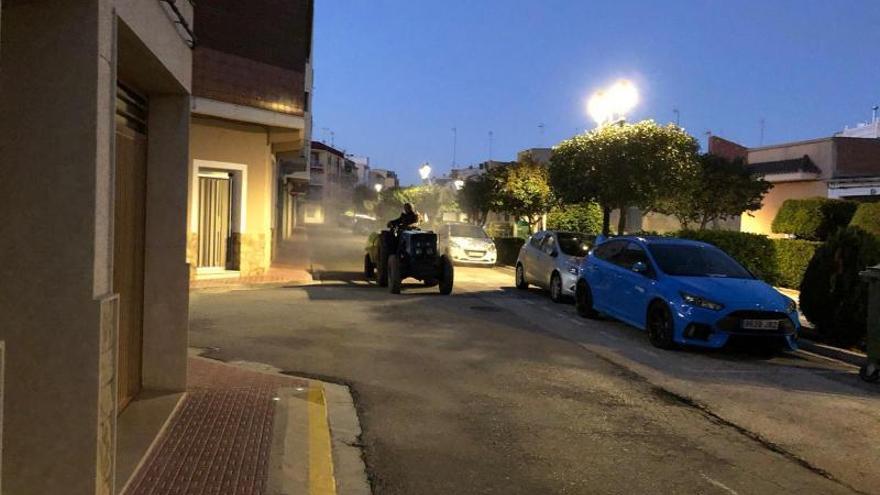 Un de las desinfecciones de las calles de Fortaleny llevada a cabo durante estos días. | LEVANTE-EMV