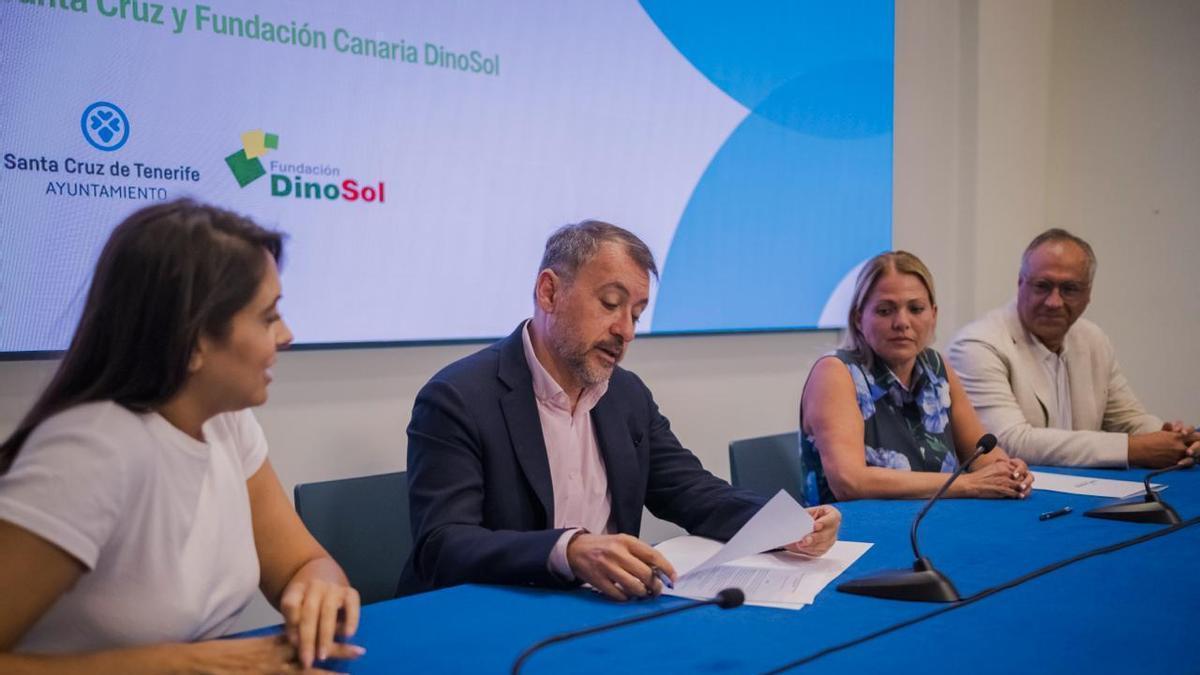 Firma del convenio entre el Ayuntamiento de Santa Cruz y la Fundación Canaria Dinosol.