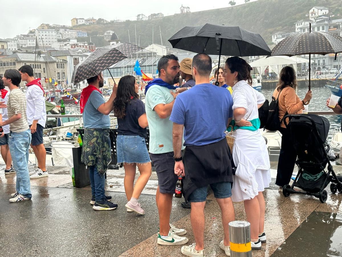Las fiestas del Rosario de Luarca: emoción y alegría bajo la lluvia