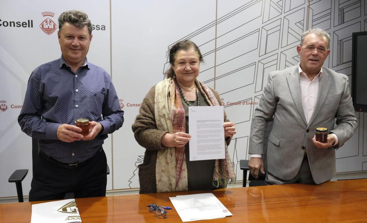 La consellera Mae de la Concha, ayer con el documento, entre Joan Marí y Vicent Marí. | CAIB