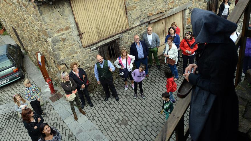 Participantes en una ruta teatralizada de una edición anterior.