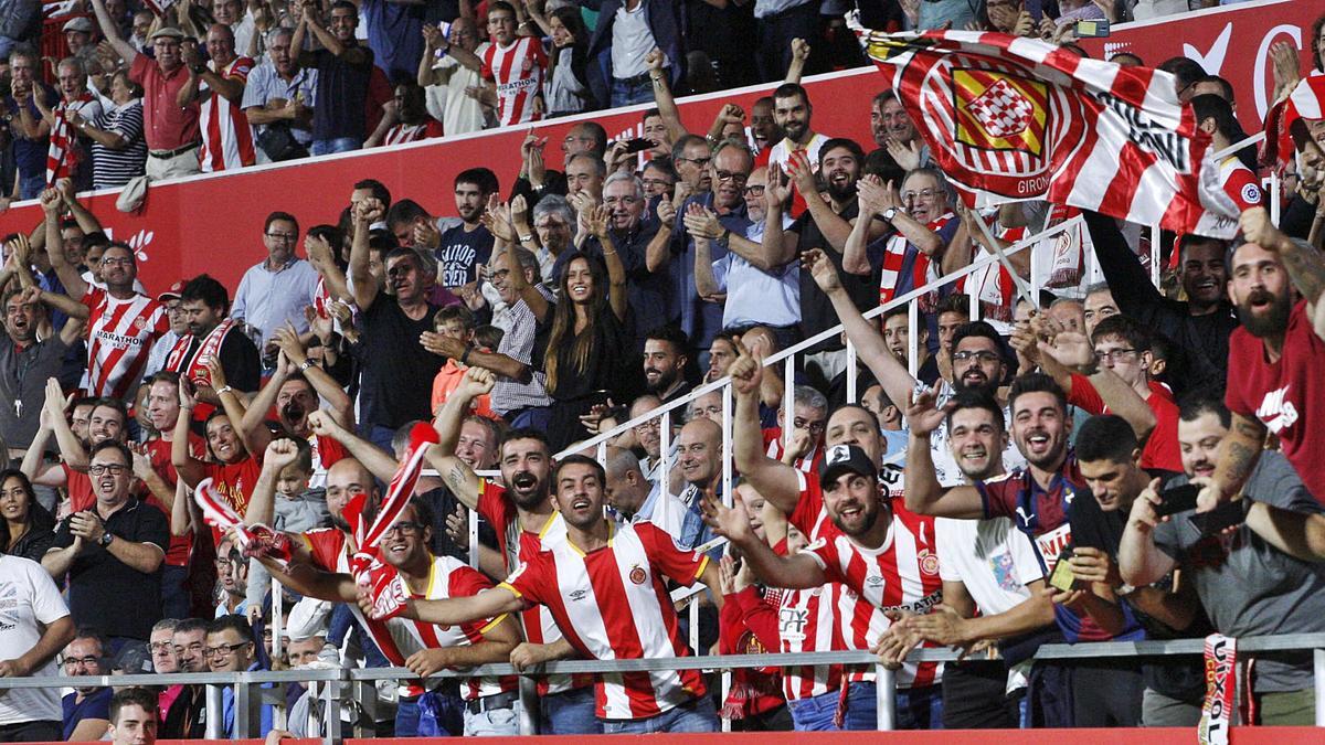 Aficionats a l’estadi de Montilivi, en un partit de la segona i última temporada del primer equip a la Primera Divisió