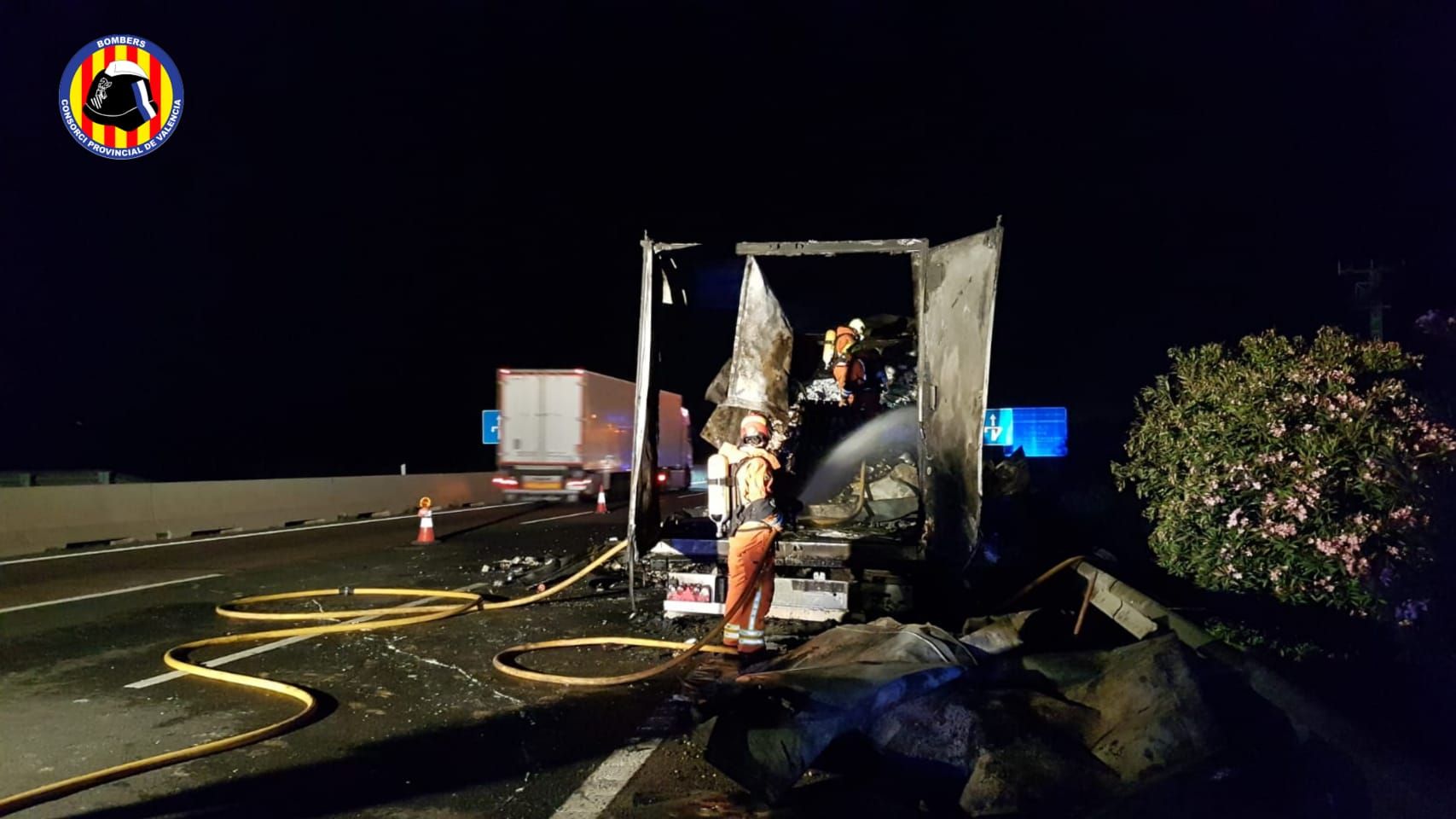 Incendio de un camión en la A-7 a la altura de Godella