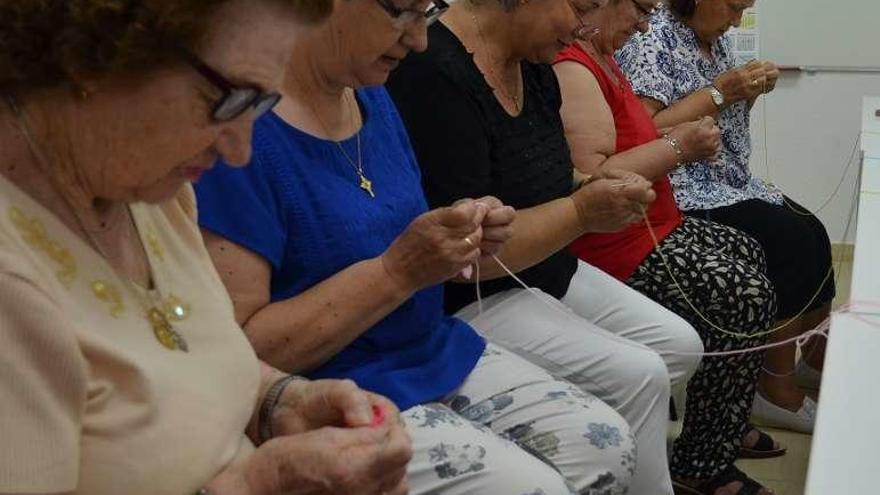 Participantes en el taller de ganchillo de Cruz Roja Benavente.