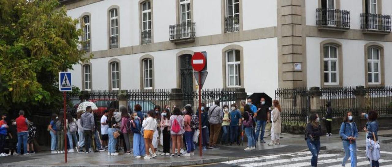 Alumnos en el acceso a un instituto. |   // FERNANDO CASANOVA