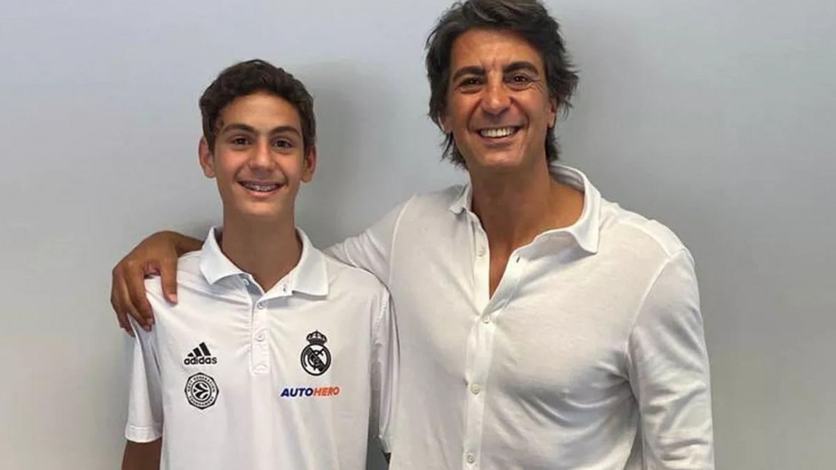 Ibrahim Kutluay posa orgulloso con su hijo Omer después de su fichaje por el Madrid