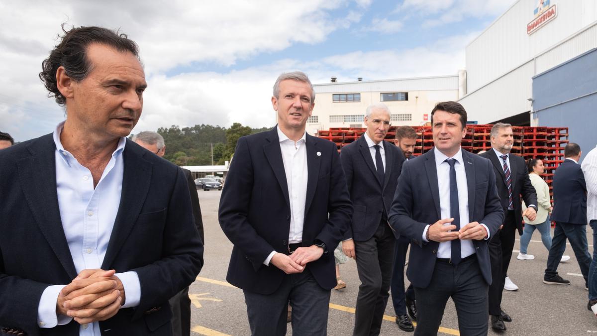 El presidente de la Xunta, Alfonso Rueda, durante su visita este miércoles a las instalaciones de Jealsa en Boiro