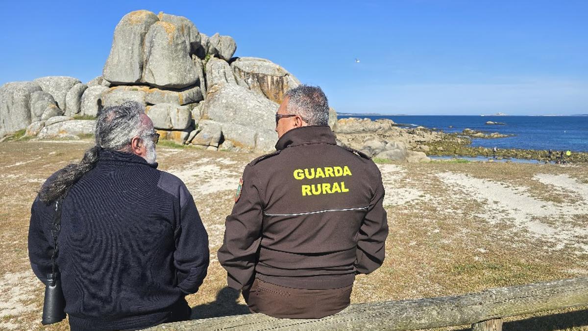 Un miembro de Gardacostas de Galicia y un vigilante de la cofradía de pescadores San Martiño en una zona de producción de mejilla y percebe.