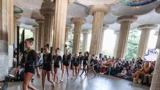 El 'otro' desfile del Park Güell: jóvenes deportistas de Gràcia toman la sala hipóstila de Gaudí