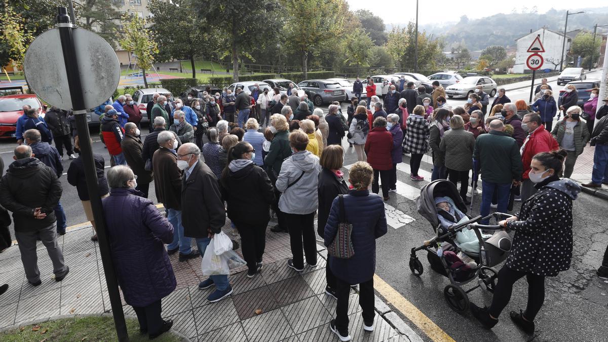 Concentración vecinal ante el Centro de Salud de San Claudio