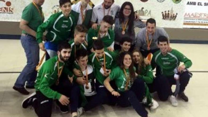 Los jugadores del Liceo, con el bronce en el Nacional.