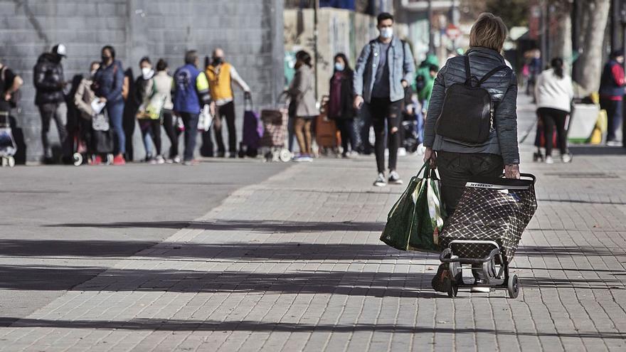 El reparto incluye alimentación y productos de limpieza y para bebés. | GERMÁN CABALLERO