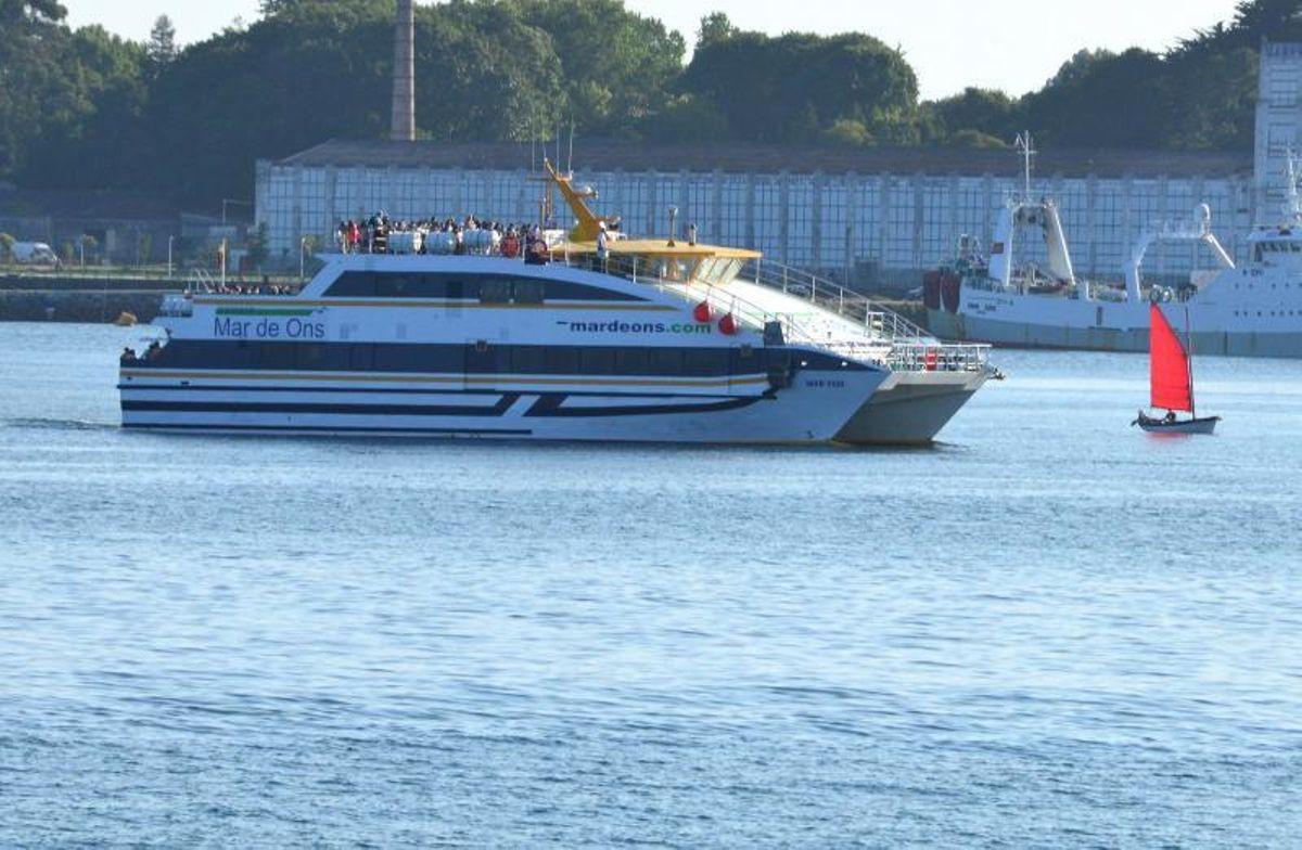 Visitantes embarcando ayer en Bueu con rumbo a la isla de Ons. | // GONZALO NÚÑEZ