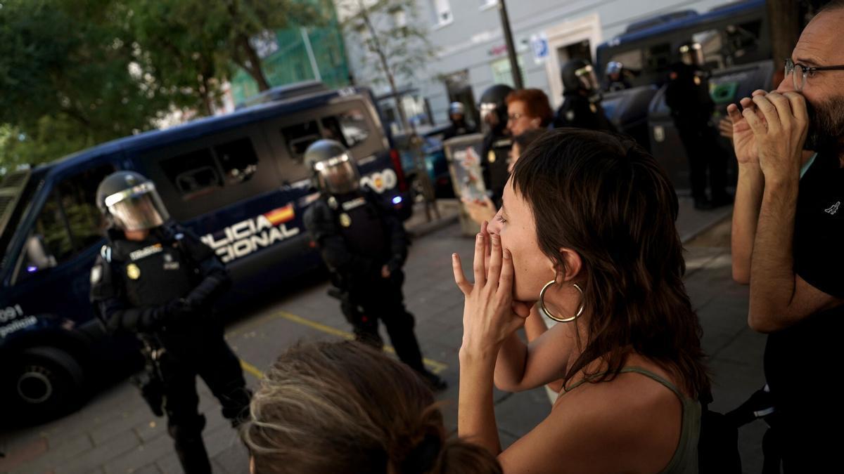 Cientos de personas protestan frente al «ático de Ayuso» contra el desahucio de Maricarmen en Madrid