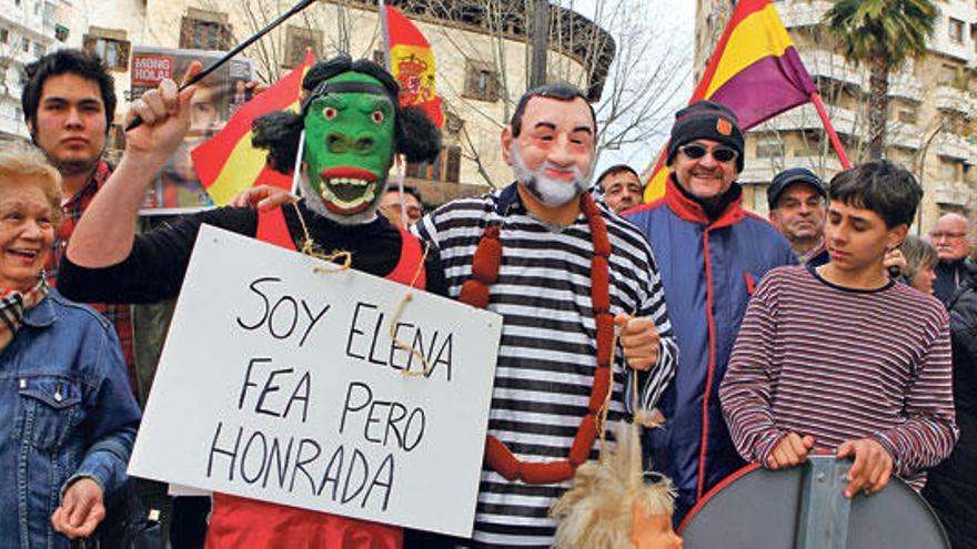 El Carnaval se adelantó en Palma: mucho colorido y aún más humor para acordarse de la Familia Real y del presidente Rajoy.