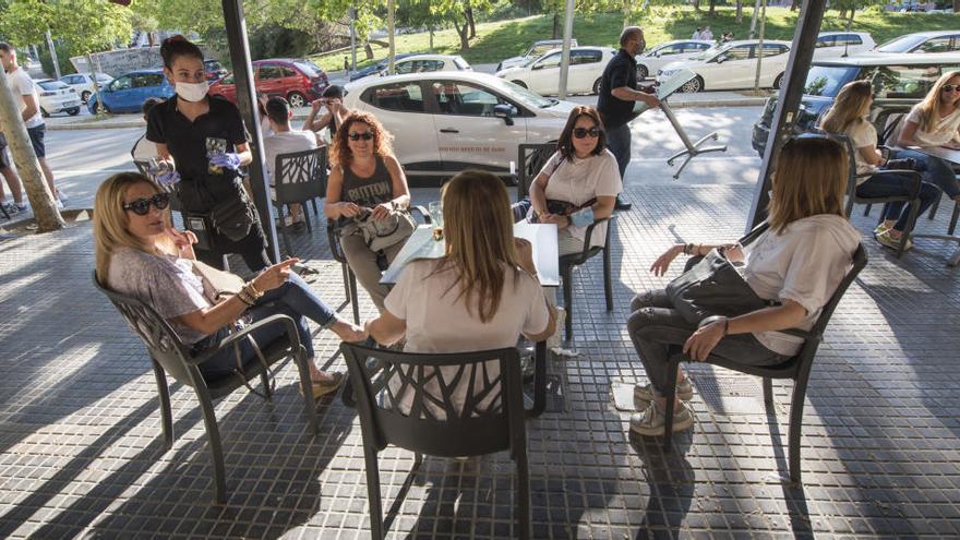 Clients asseguts a la terrassa del Bar Frankfurt Cal Xavi de Manresa