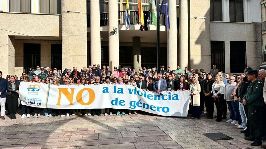 Un centenar de vecinos de la localidad malagueña de Rincón de la Victoria concentrados ayer a las puertas de su Ayuntamiento.