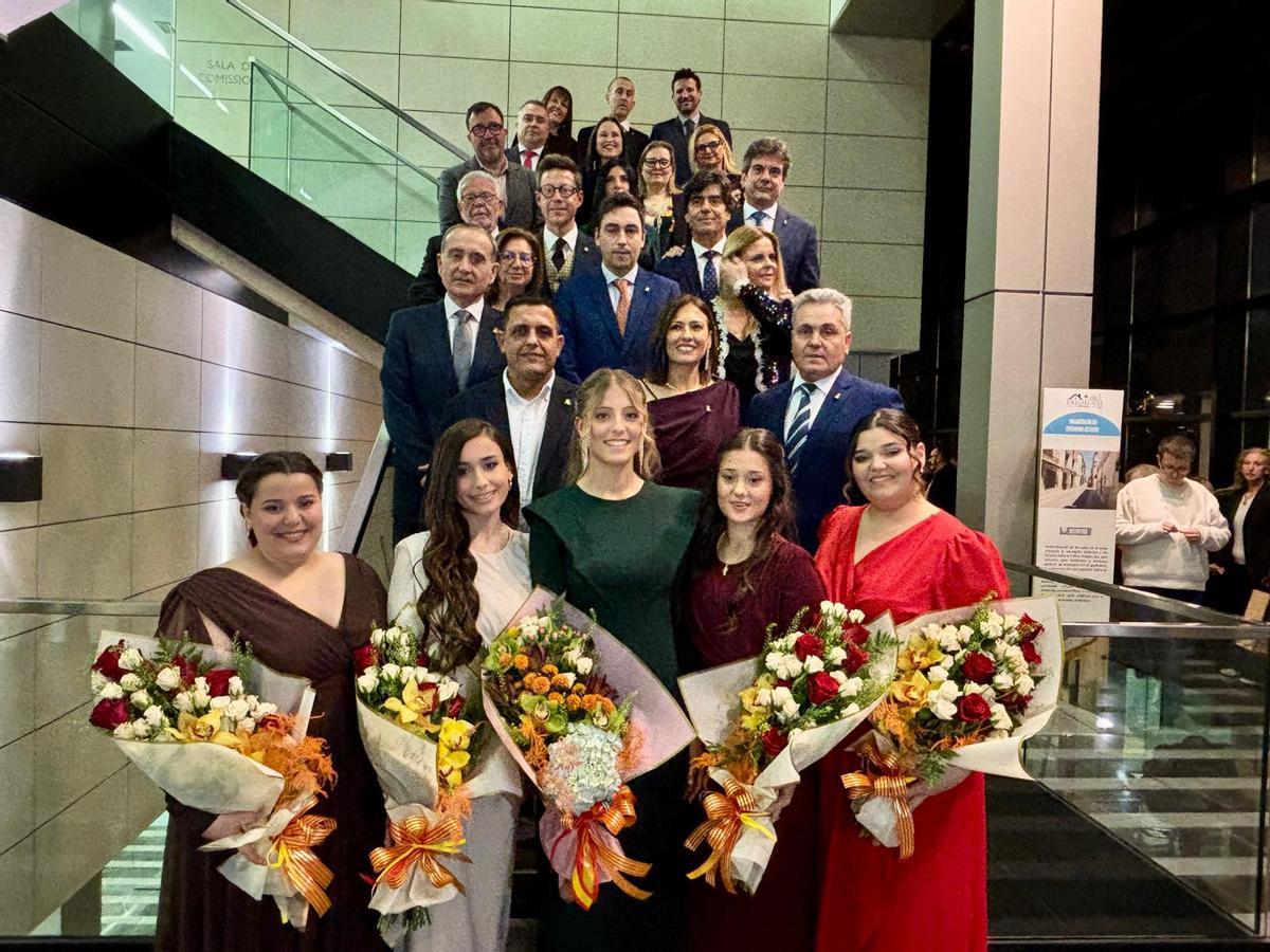 Rina y damas, junto a la corporación municipal y el presidente de la JLF, en la escalinata del ayuntamiento.
