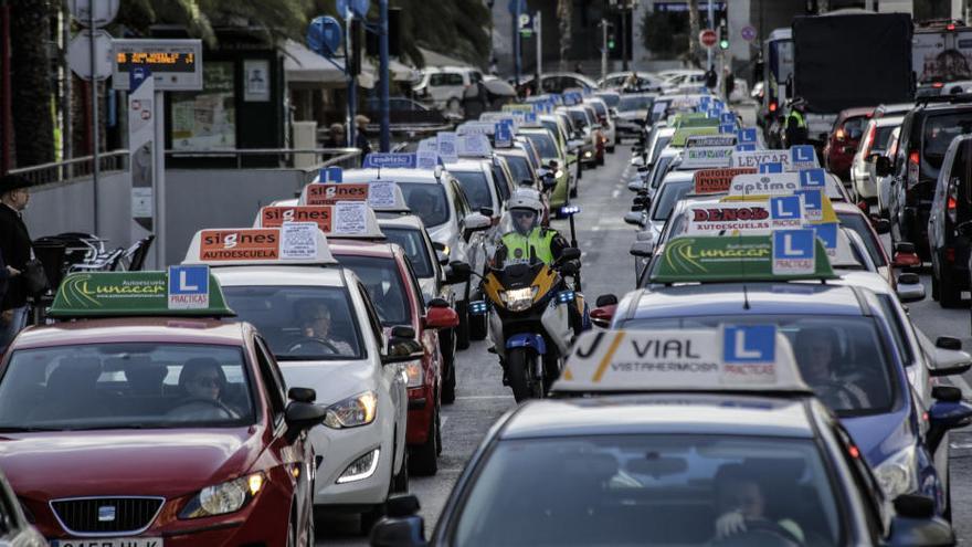 Cinco mil alumnos esperan en Alicante fecha para pasar el examen de conducir