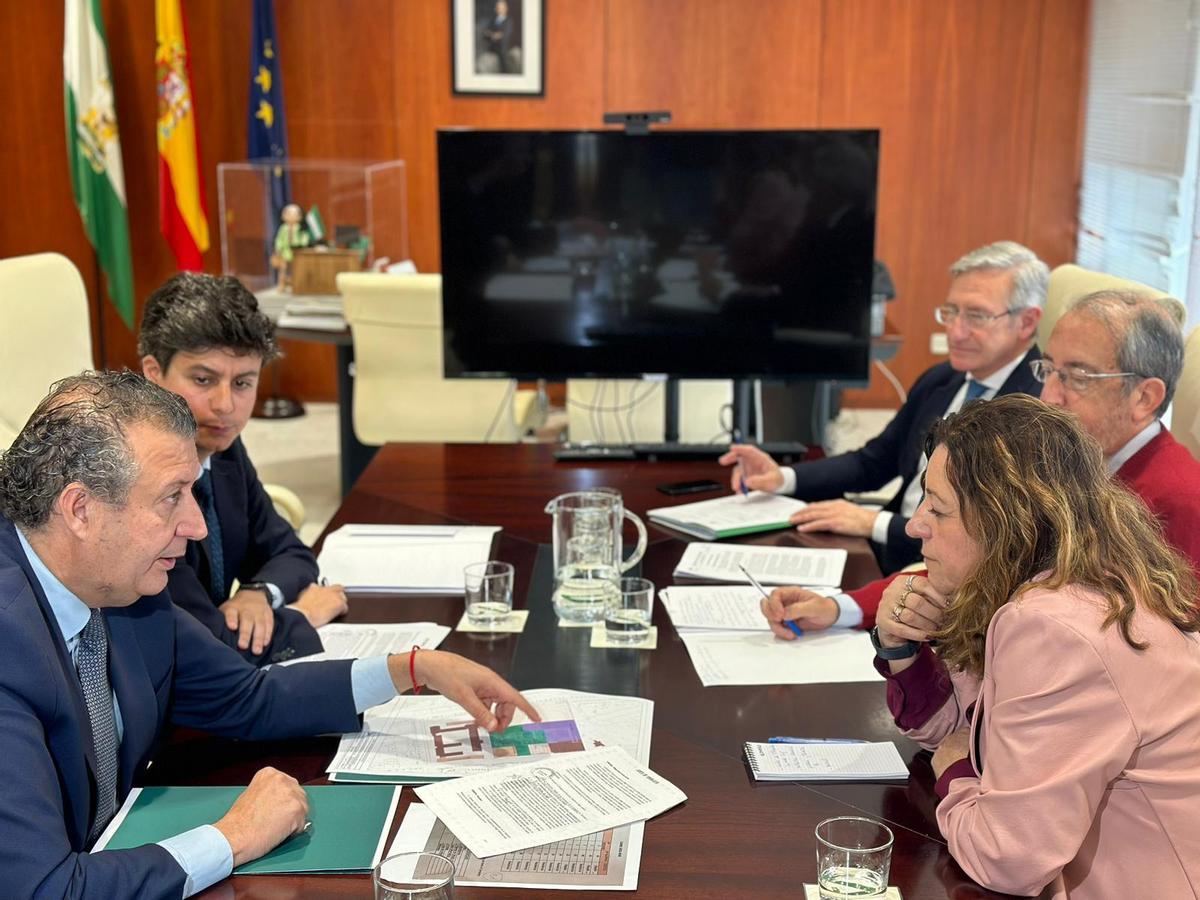 Reunión entre la Junta de Andalucía y la Diputación de Sevilla sobre el futuro del IES Hispalis de Pino Montano