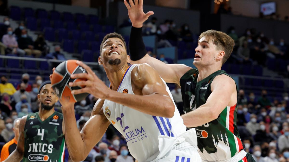 El pívot del Real Madrid Walter Tavares (i) trata de jugar un balón ante Mario Hezonja, del Unics Kazan.