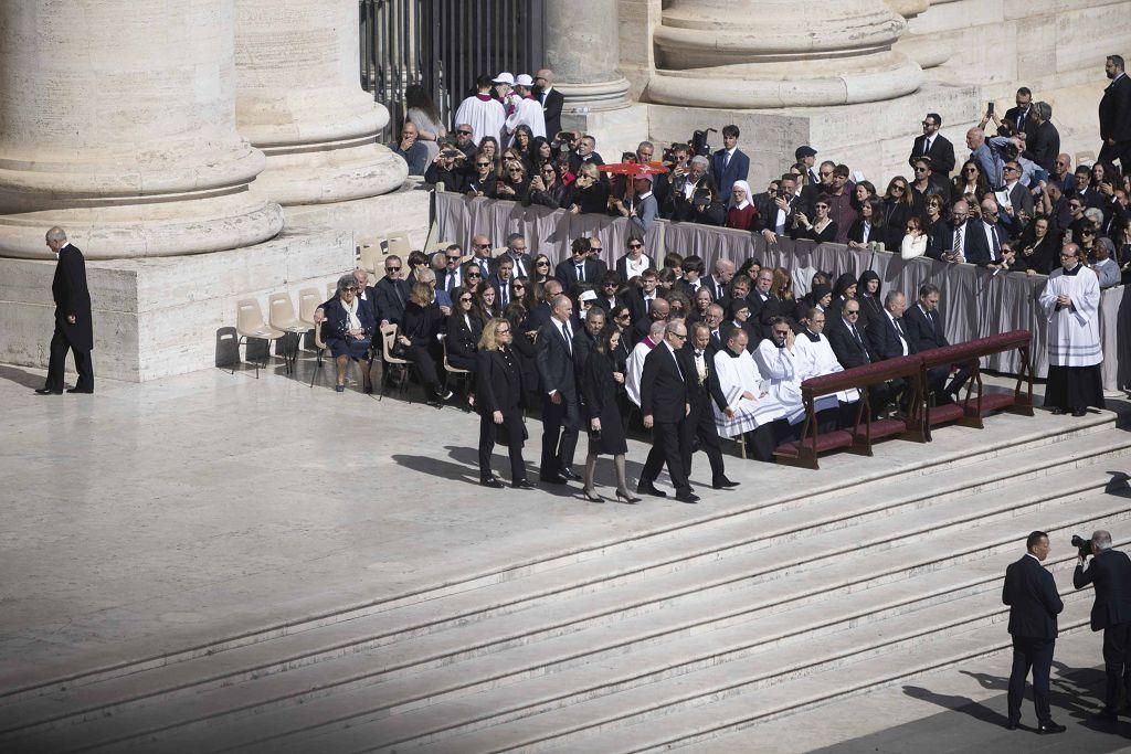 El funeral del papa Francisco en la Plaza de San Pedro del Vaticano, en imágenes