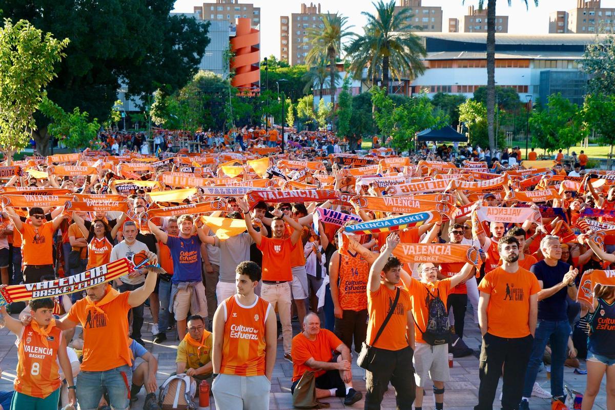 Ambiente taronja en el Roig Arena para ver la Final Four
