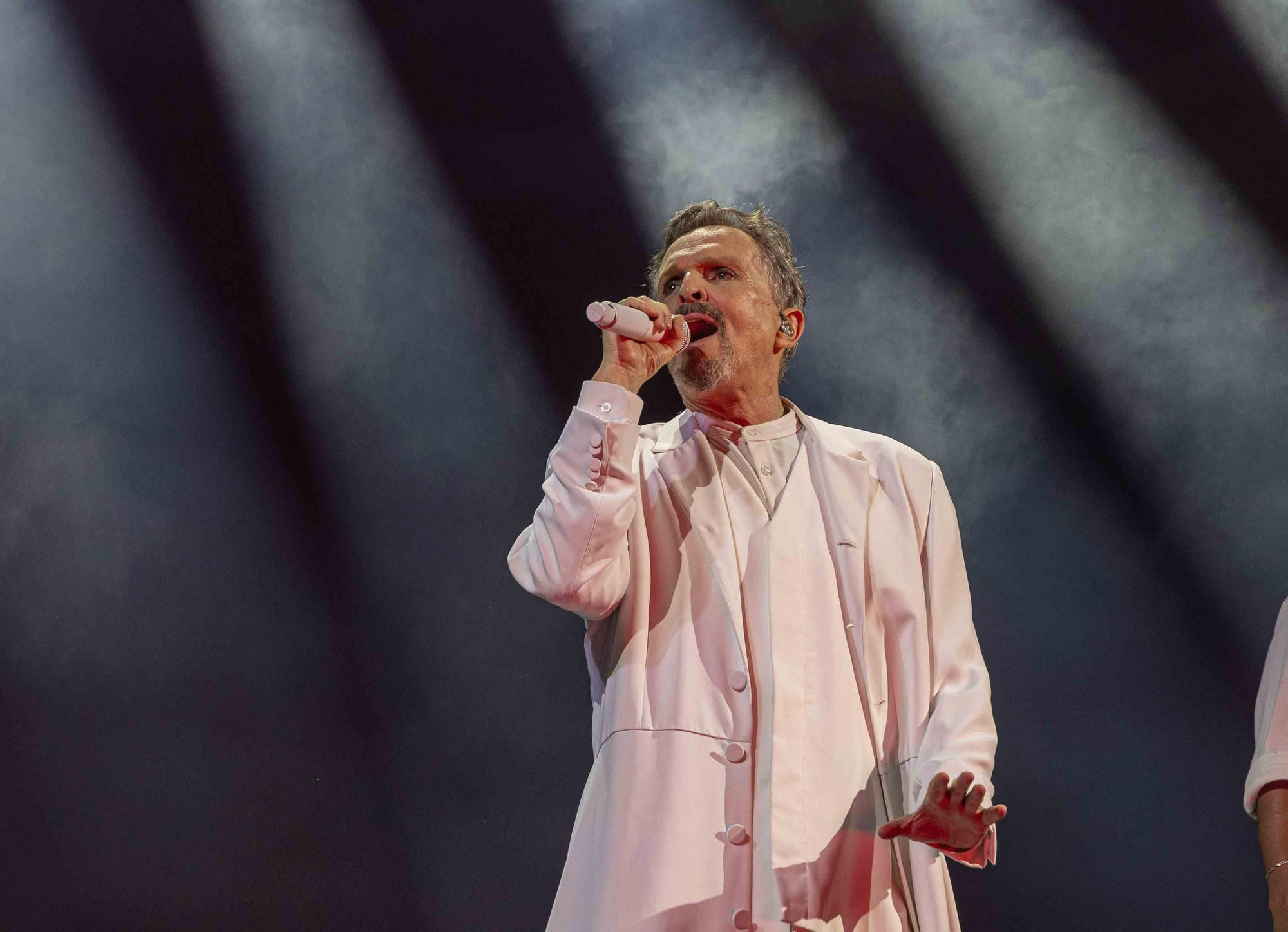 Miguel Bosé enamora al público de Alicante en la Plaza de Toros