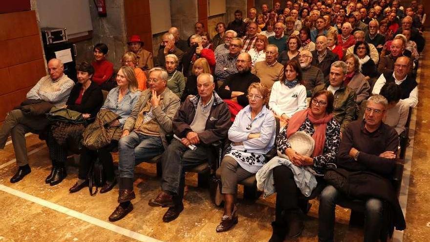 El auditorio municipal del Areal, al completo para la charla sobre la reforma de la Constitución. // J.Lores