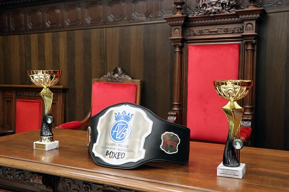 Cinturón y trofeos que se pondrán en juego durante la velada.