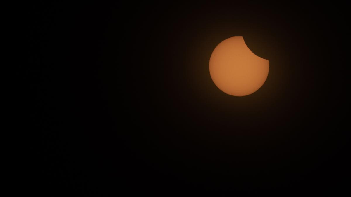 So beginnt eine Sonnenfinsternis.