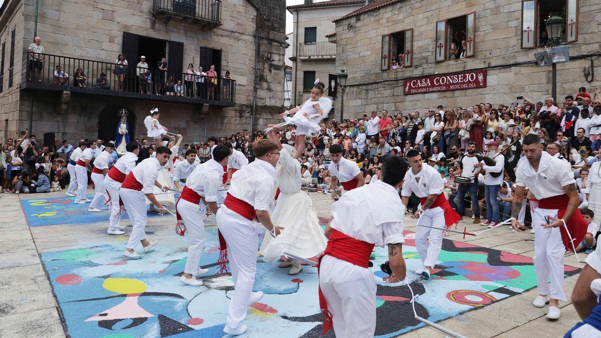 Las alfombras del Corpus y la Danza das Espadas e das Penlas reúne a miles de personas en Redondela