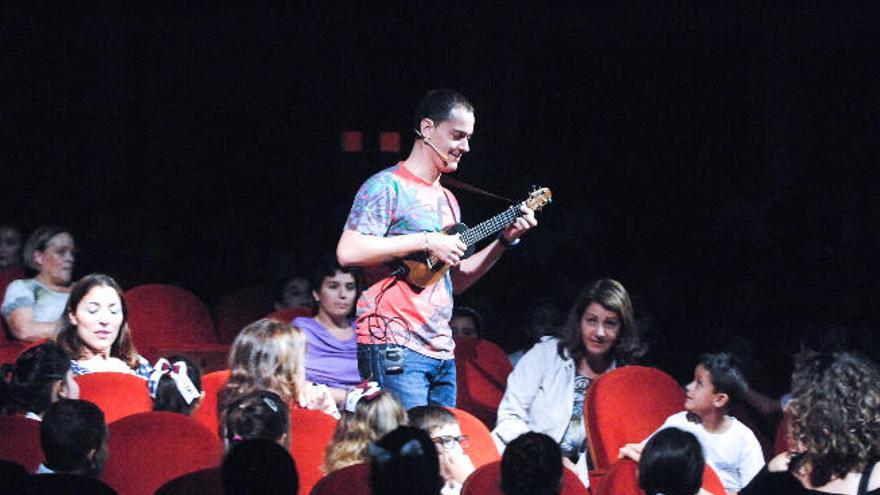 Germán López inicia las funciones escolares &#039;¿Qué sabes del timple?&#039; en el Teatro Pérez Galdós