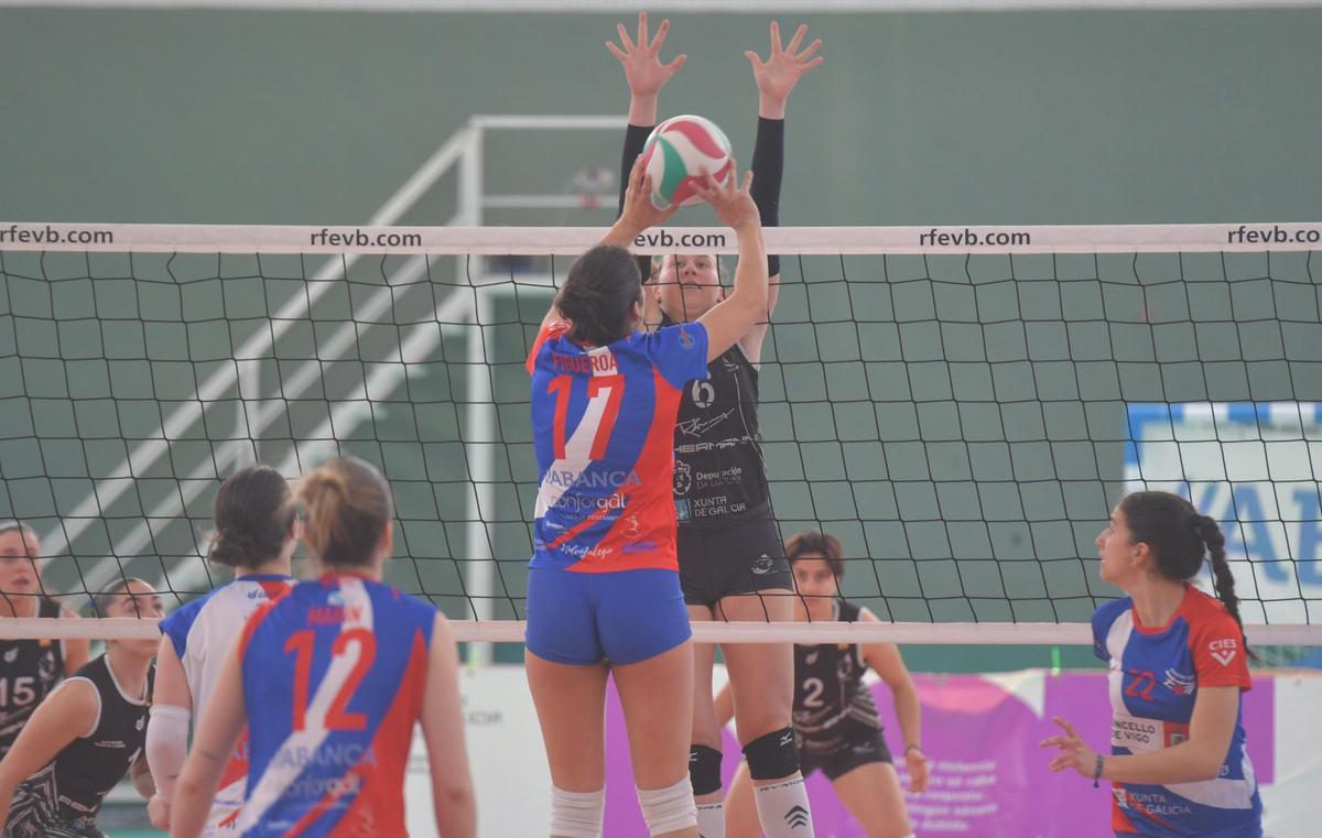 El CV Ciudad de A Coruña vence al Teis (3-0) y entra en la fase de ascenso por la puerta grande