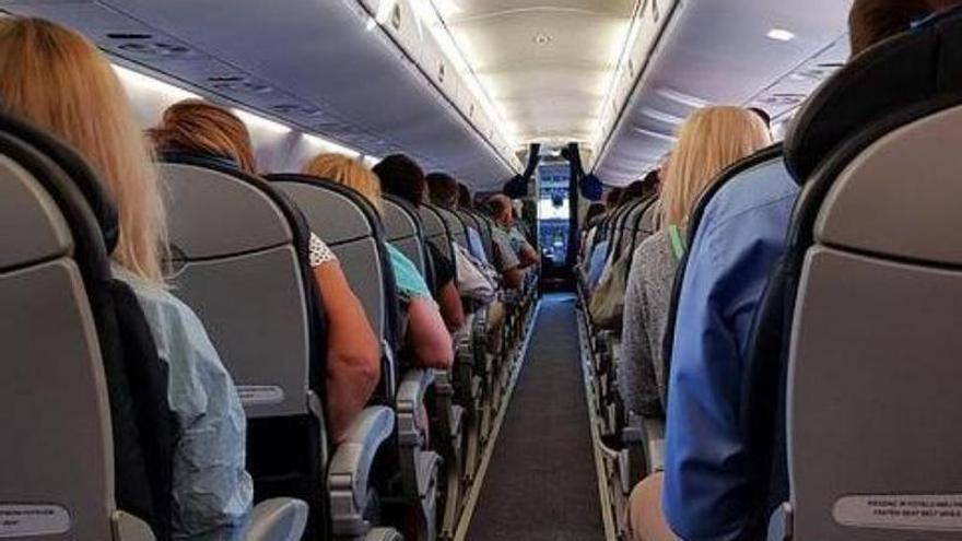 Escándalo en pleno vuelo a Gran Canaria: expulsada una pareja de por vida