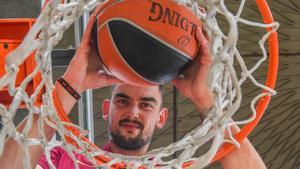 Tomas Satroansky posa con un balón en el Palau Blaugrana