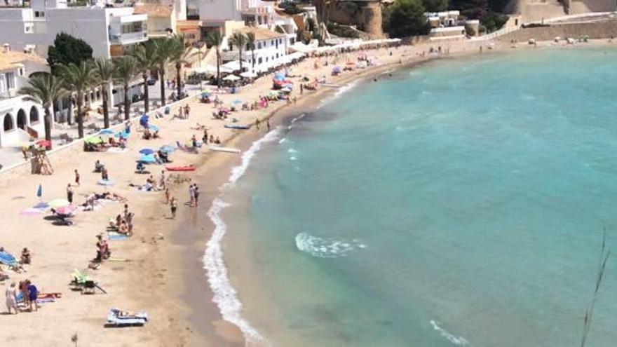 La playa del Portet ofrecía ayer una imagen atípica en agosto: nadie se bañaba.