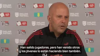 Slot evita hablar de Isak y asume la marcha de Darwin