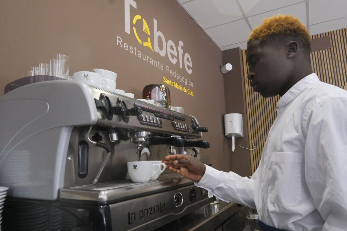 Estudiantes migrantes en la FP de Cocina y Restauración del CIFP en Santa María de Guía Estudiantes migrantes en la FP de Cocina y Restauración del CIFP en Santa María de Guía
