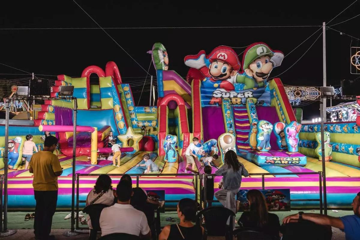 Imagen de archivo de una de las atracciones infantiles instaladas en el recinto ferial de Mérida.
