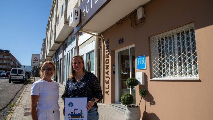 Cochón y Ruth Abilleira, ante el nuevo hotel. |  FdV
