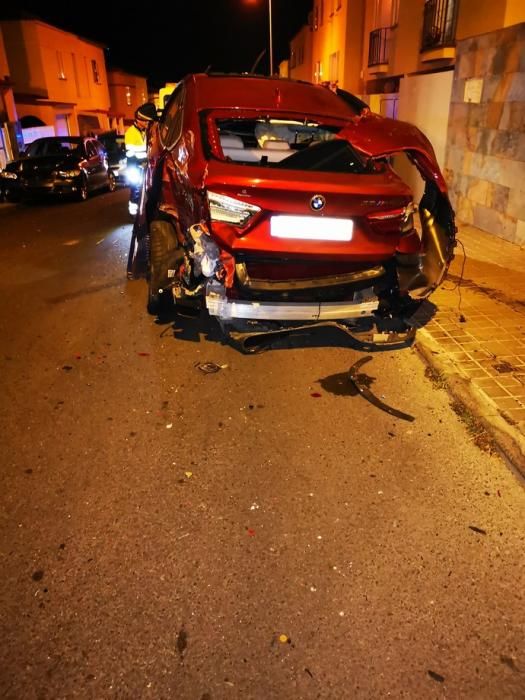 Un BMW X6 se estampa contra cuatro coches y una casa