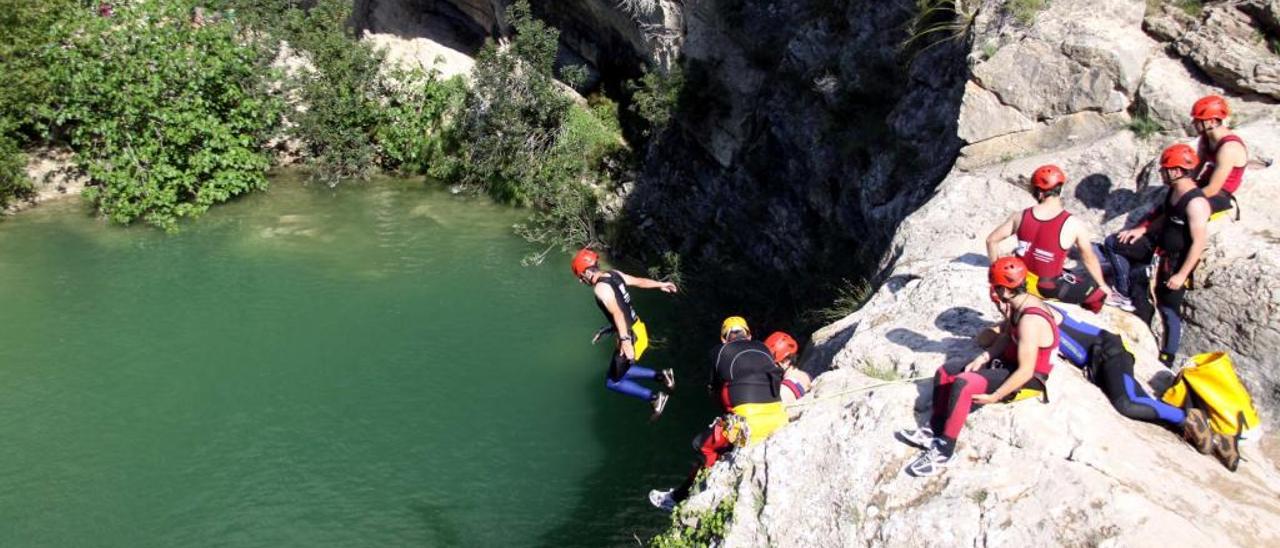 Saltos en el barranco de l&#039;Encantada, en Planes, el pasado julio.