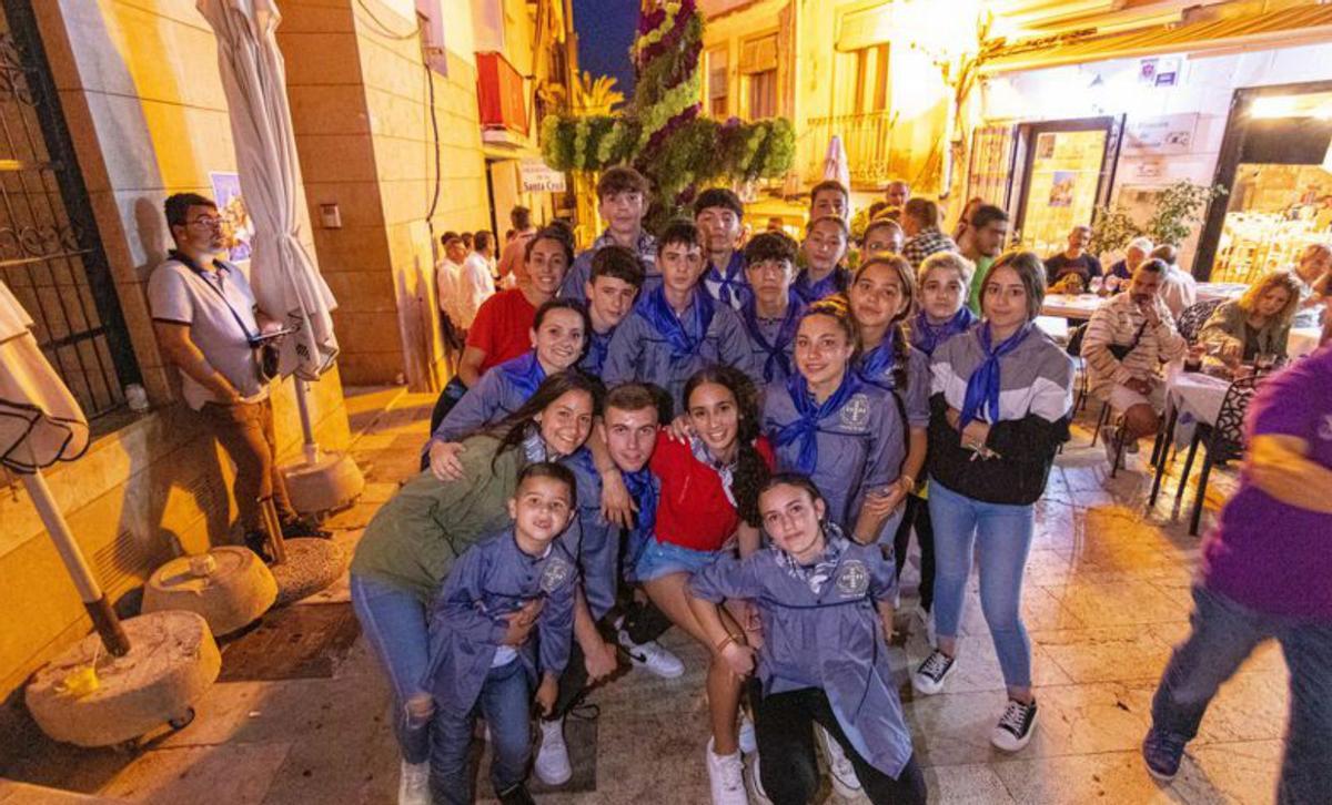 Una dinámica Comisión, integrada por 21 personas, trabaja durante todo el año para llenar de color y diversión las calles del barrio de Santa Cruz. | JAVY PÉREZ