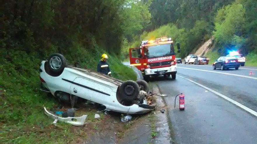 El vehículo siniestrado en Sanxenxo. // Emerxencias Sanxenxo