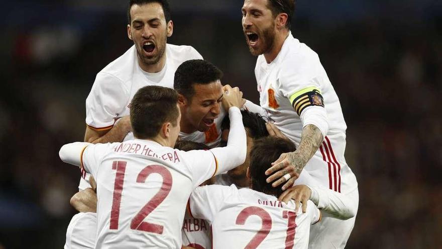 Los jugadores de la selección celebran uno de sus goles de ayer ante Francia.