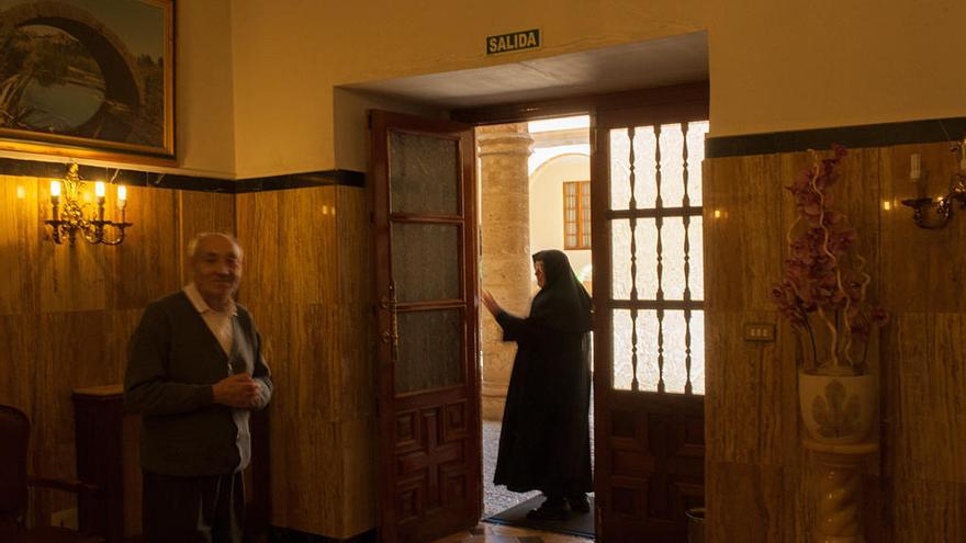 Un residente y una religiosa en el interior del Hospital de la Piedad.