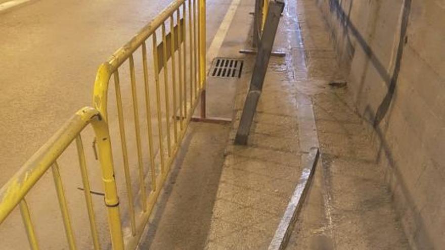 La ja malmesa barana del túnel del carrer de la Indústria s&#039;ha trencat del tot