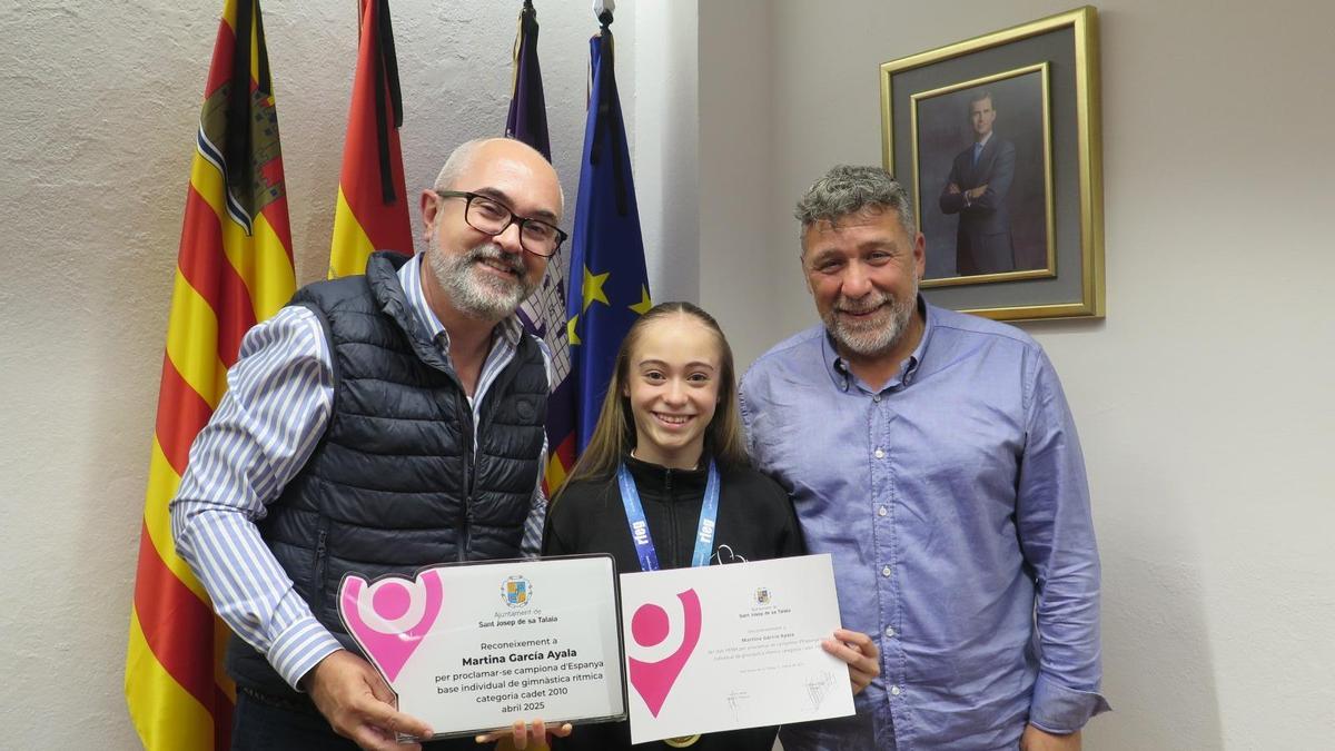 Vicent Roig y Xicu Ribas con Martina García.