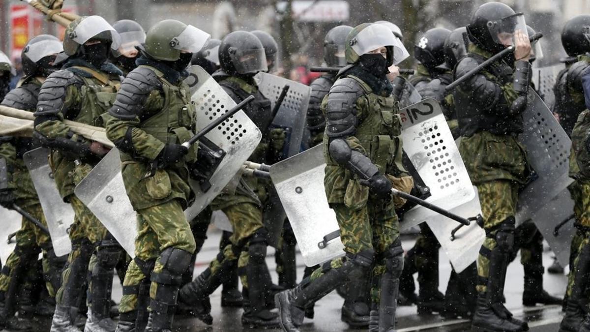 Fuerzas antidisturbios en Minsk.